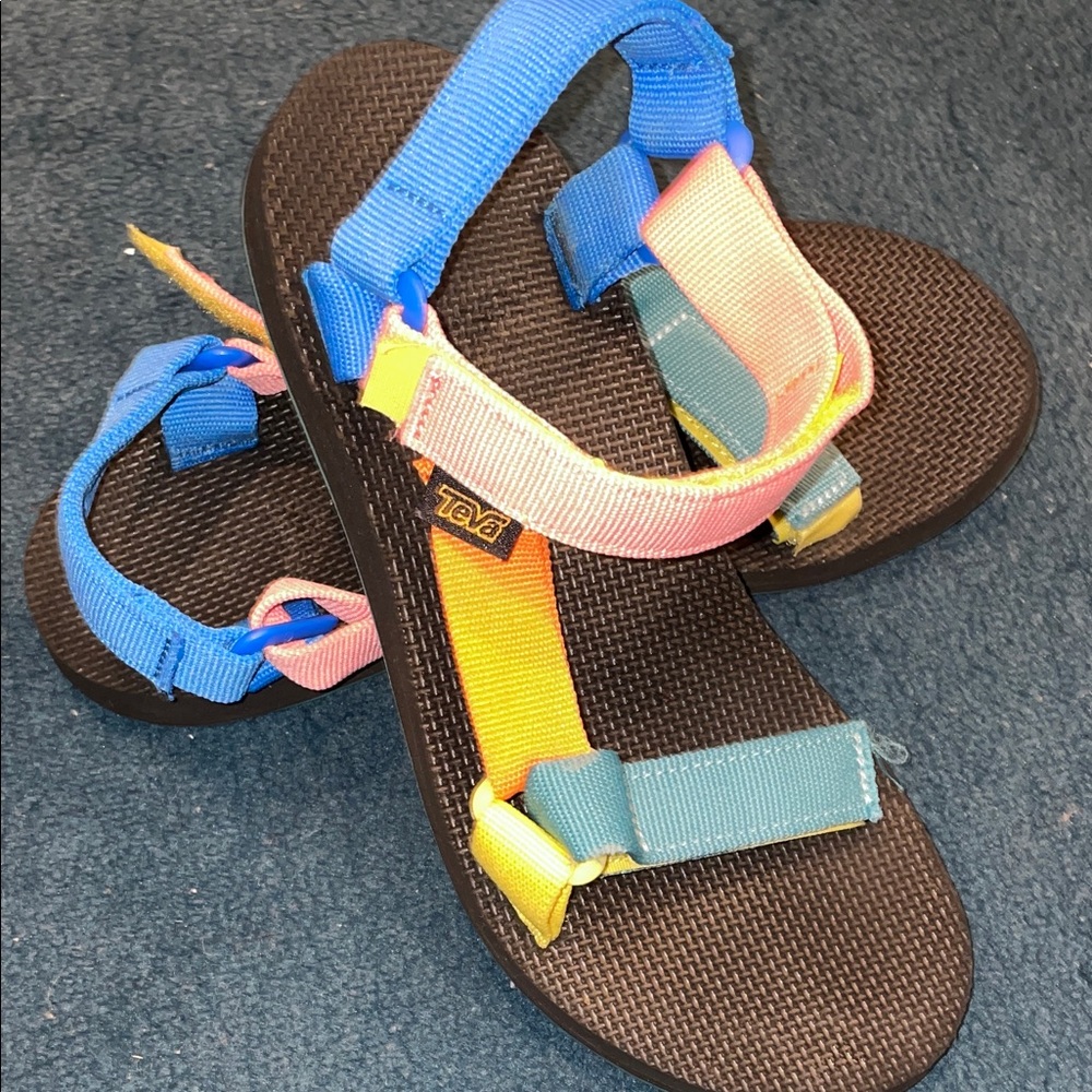 Teva Women's Sandals with Multicolor Straps - preloved in great condition - Picture 5 of 6